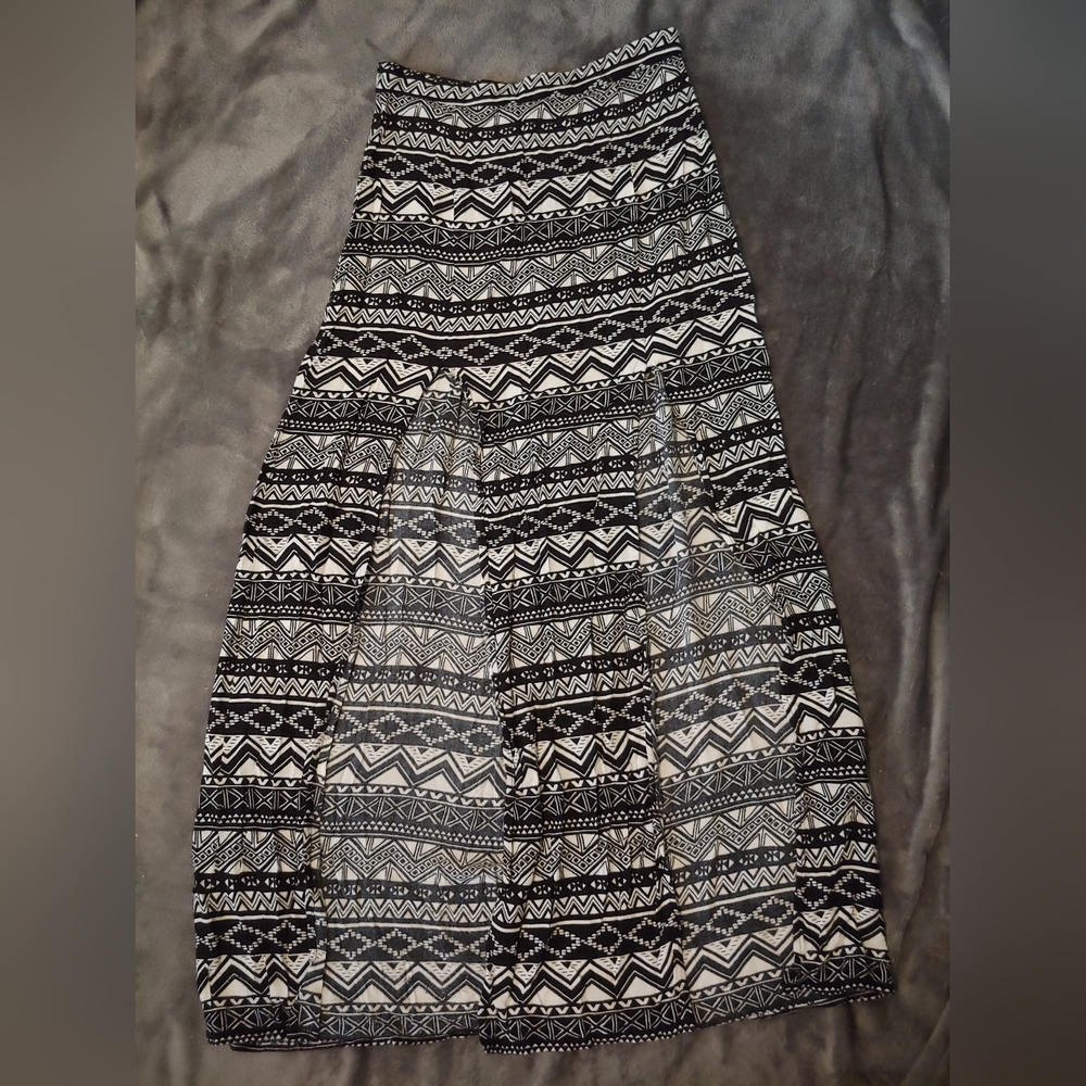 FOREVER 21 SKIRT * SIZE M * 2 SLITS * ZIPPER CLOSURE * STRETCHY * BLACK & WHITE